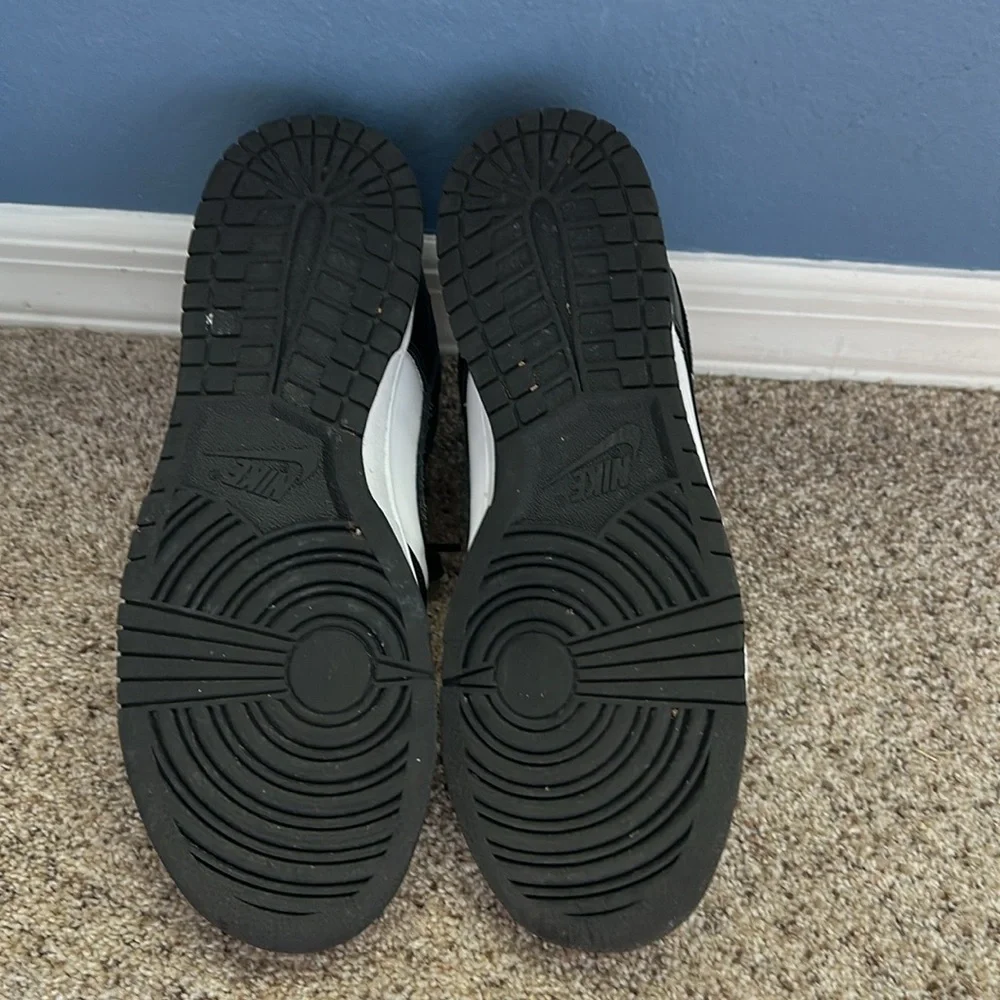 Men's Black and White Nike Sneakers - Picture 3 of 4